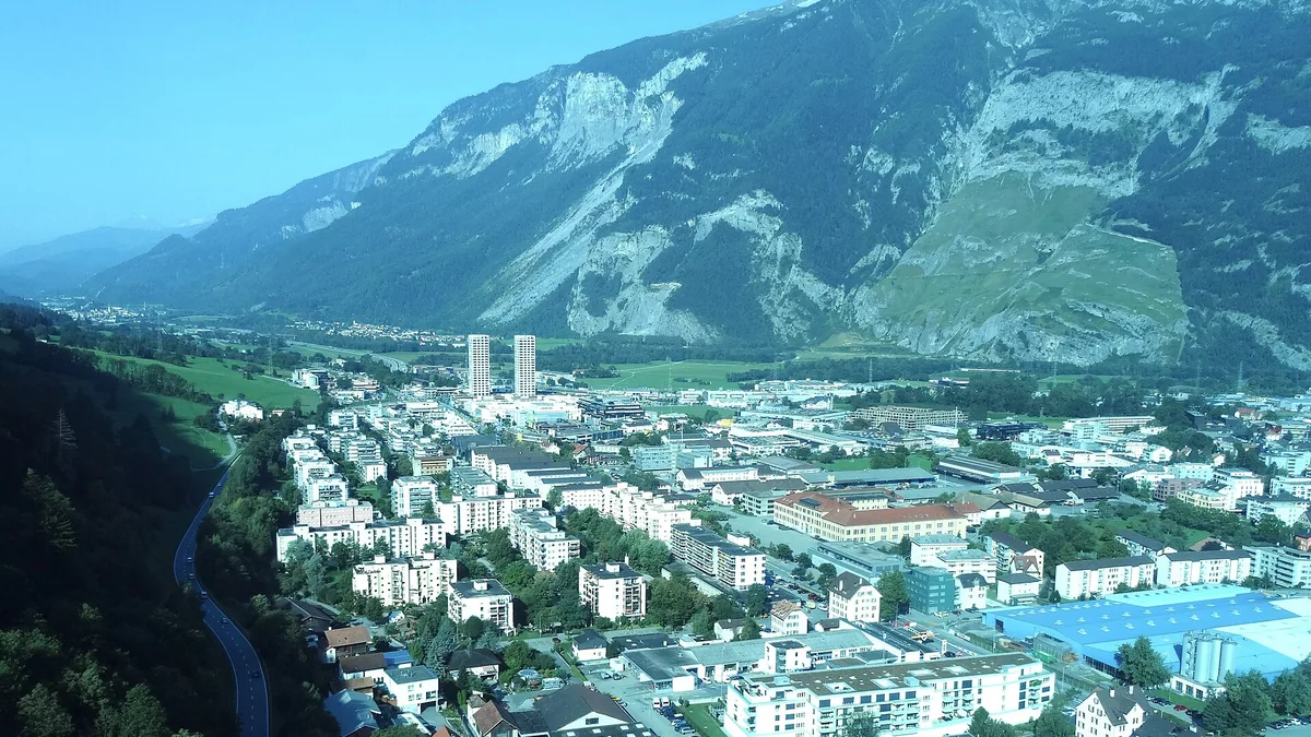 Utsikt over Chur vestover, med fjellene bak