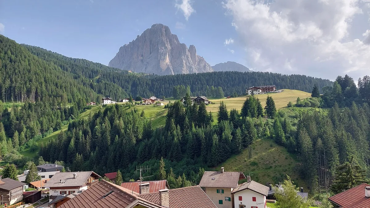 Selva di Val Gardena med Langkofel (Saslonch) i bakgrunnen