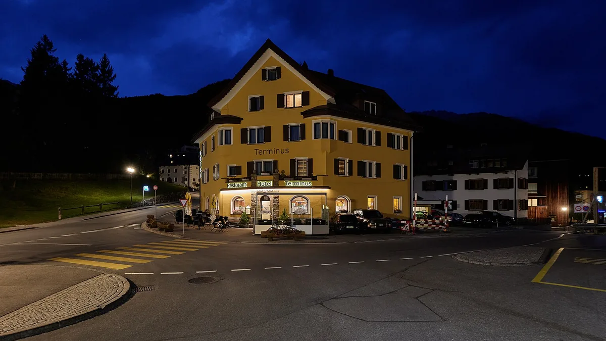 Hotel Terminus i Samedan en kveld