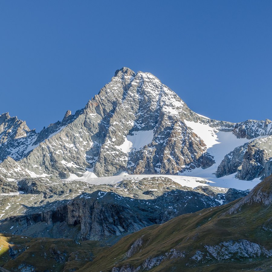 Den snødekte toppen Großglockner mot blå himmel, sett fra Lucknerhaus ved Kals