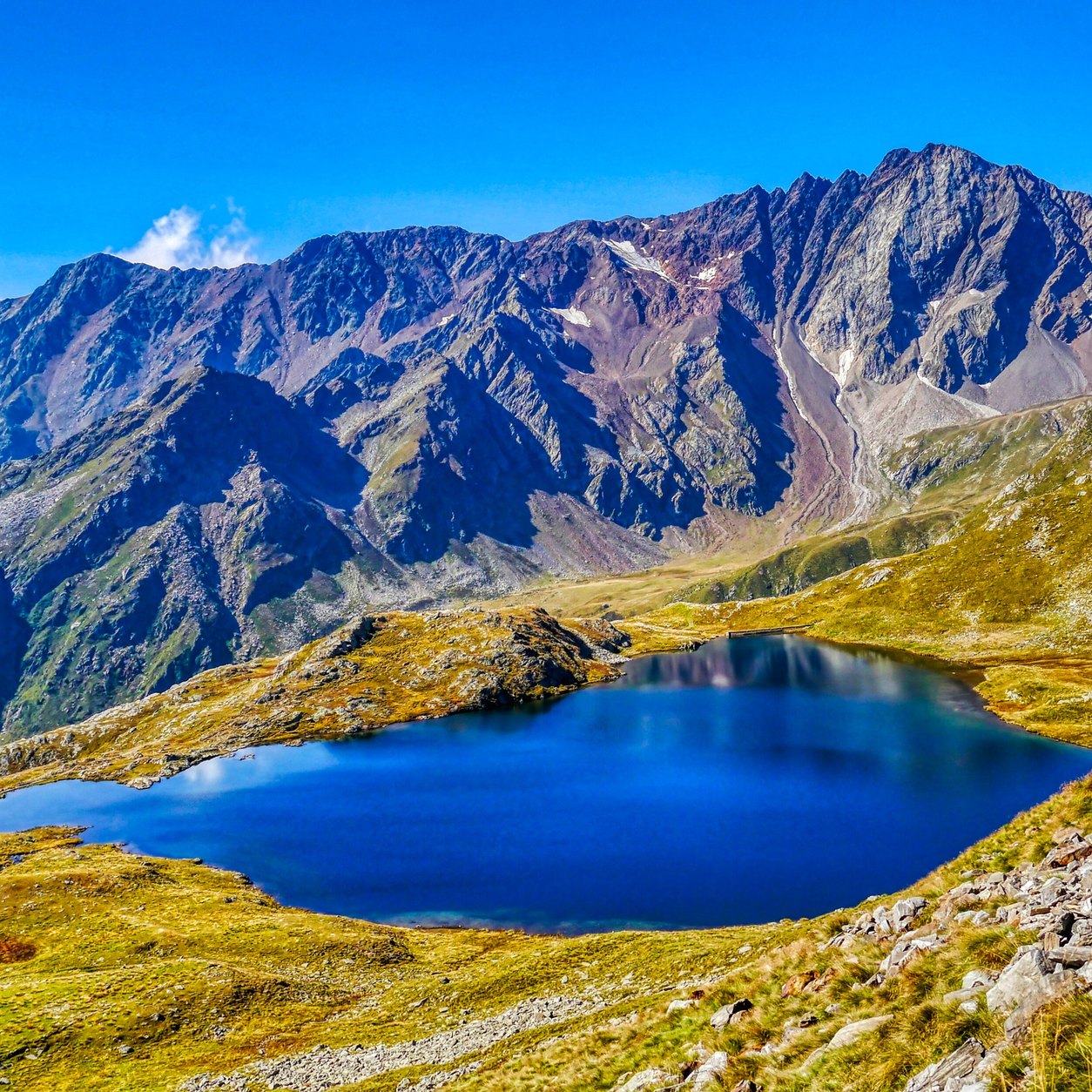 Den dypblå innsjøen Lago Nero på sørsiden av Gaviapasset, omgitt av høye fjell