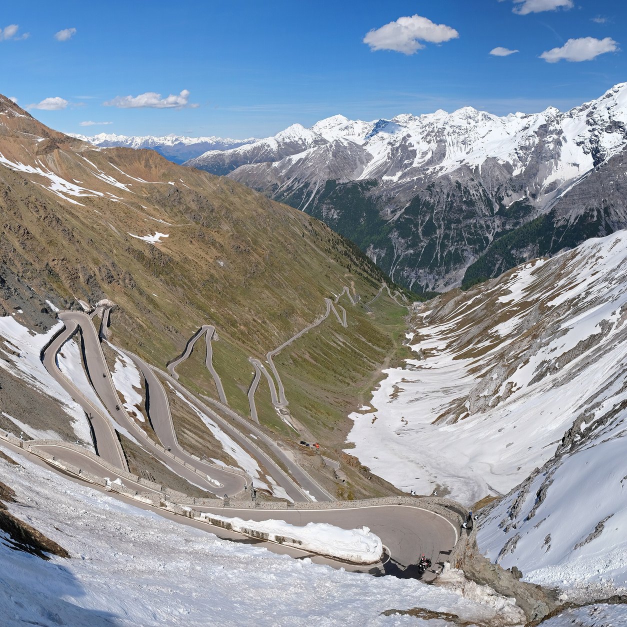 De mange hårnålssvingene på østsiden av Stelvio-passet, med snø i fjellsidene