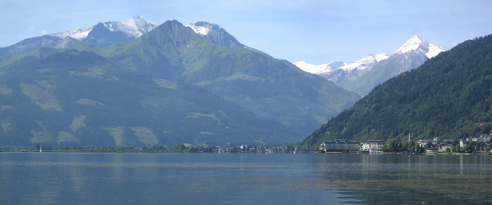 Zeller See med Zell am See og fjellene i Hohe Tauern i bakgrunnen