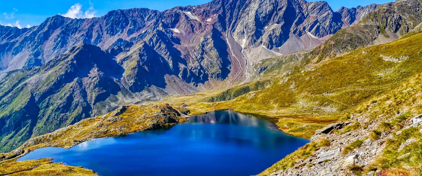 Den dypblå innsjøen Lago Nero på sørsiden av Gaviapasset, omgitt av høye fjell