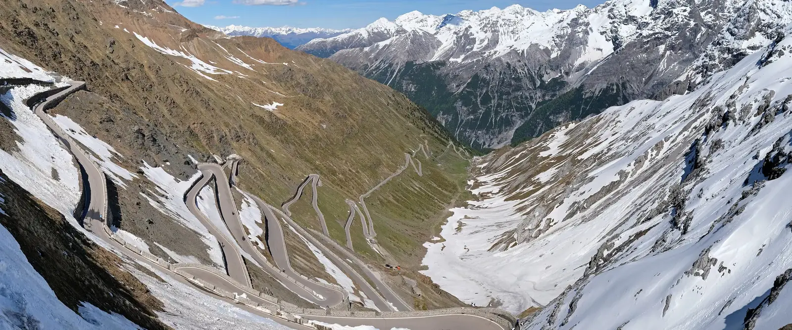 De mange hårnålssvingene på østsiden av Stelvio-passet, med snø i fjellsidene